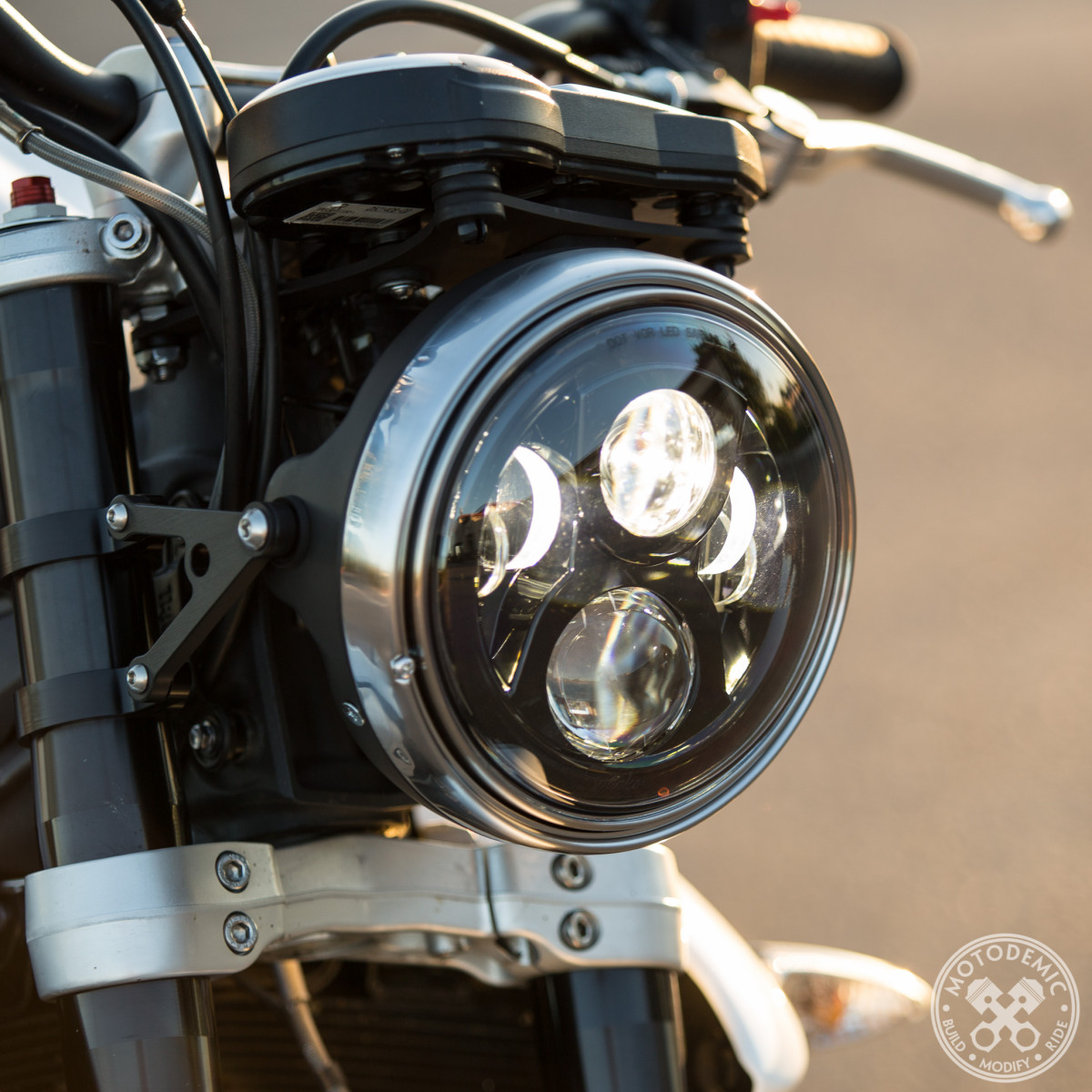 7 Inch LED Headlight Evo 2 • MOTODEMIC